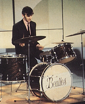 Ringo con el primer logo de The Beatles en su batería