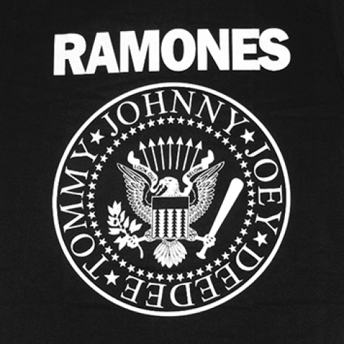 Escudo de los Ramones impreso en una camiseta